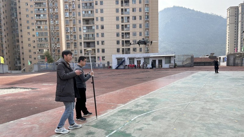 2.26工程勘测部测量人员在龙舟坪小学进行运动场改扩建项目现场测量