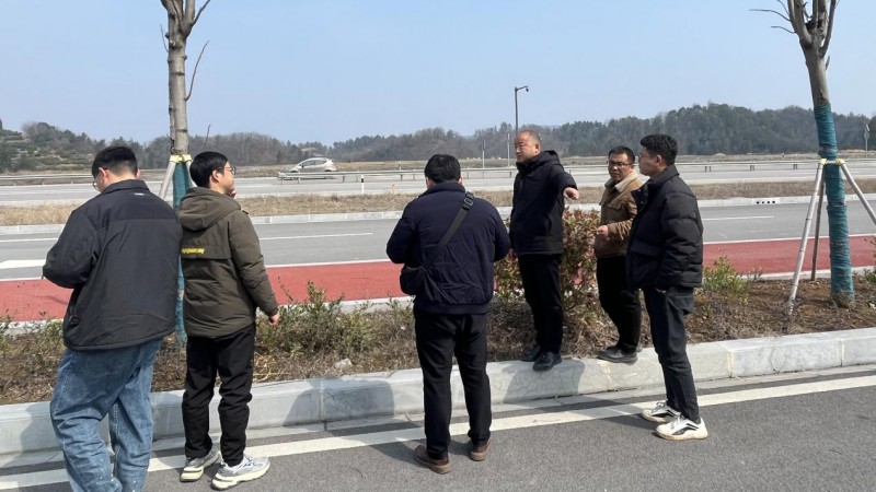 2.27全过程咨询部设计人员在磨市工业园区进行道路设计现场踏勘