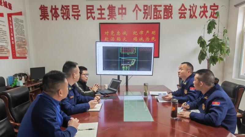 2.28建筑与市政设计部设计人员在县消防救援大队进行长阳中心城区消防站方案汇报