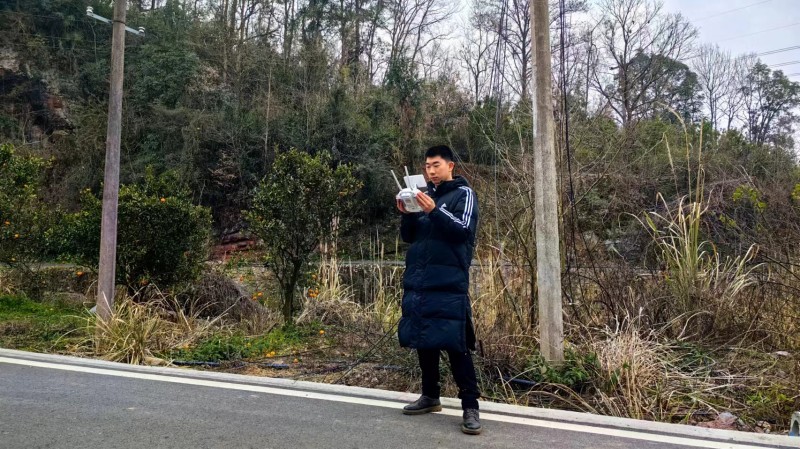 2.29交通设计部设计人员在龙舟坪镇刘家坳村进行318国道改线工程弃渣场地形调查