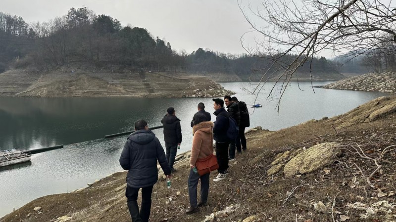 2.29工程勘测部测量人员在磨市镇进行水厂取水点选址勘察
