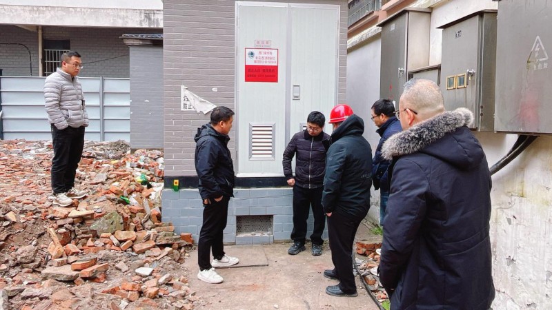 3.1建筑与市政设计部设计人员在西门菜市场停车楼项目现场进行服务